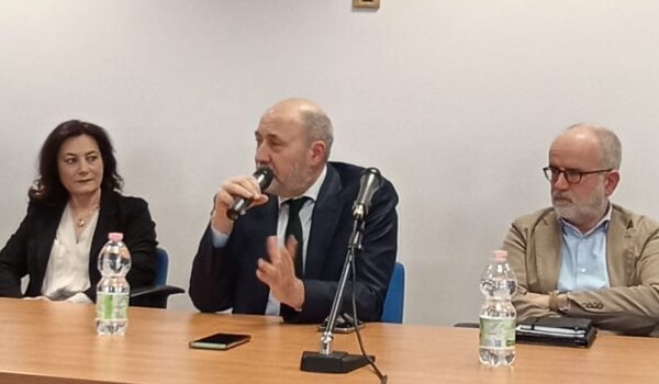 Un momento dell'intervento del Garante Anastasìa. alla sua destra: la presidente del Tribunale per i minorenni de L'Aquila, Angrisano. Alla sua sinistra: Ranieri, Usmm.