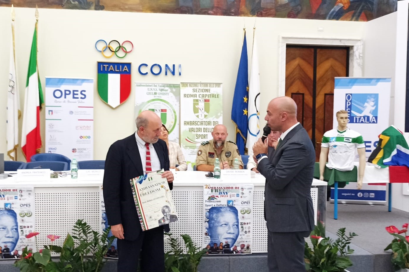Un momento della consegna del premio al Garante Anastasìa, nella sala d'onore del Coni al Foro Italico.