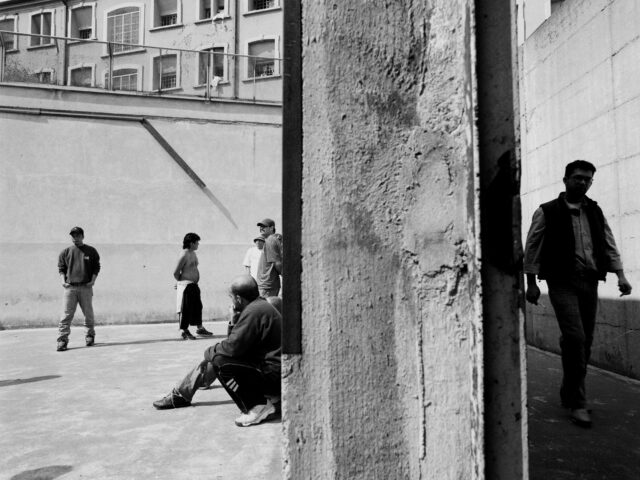 Milano - carcere di San Vittore - ora d' aria, i detenuti camminano nel cortile. (foto Francesco Cocco/Contrasto)
