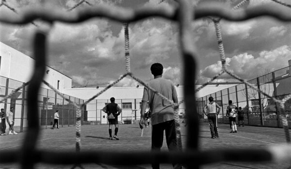 Carcere di Alghero - detenuti giocano a calcio (Foto di Francesco Cocco/Contrasto).