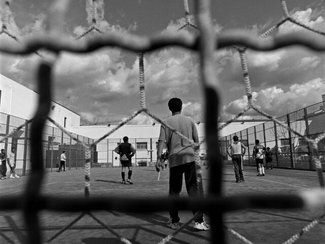 Carcere di Alghero - detenuti giocano a calcio (Foto di Francesco Cocco/Contrasto).