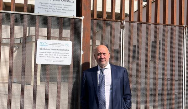 Il Garante Anastasìa all'ingresso del reparto di medicina protetta dell'ospedale Belcolle di Viterbo.