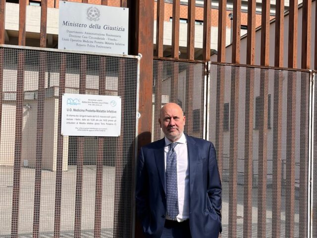 Il Garante Anastasìa all'ingresso del reparto di medicina protetta dell'ospedale Belcolle di Viterbo.