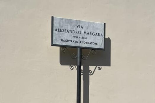 Firenze, la targa della nuova "Via Alessandro Margara, magistrato riformatore" .