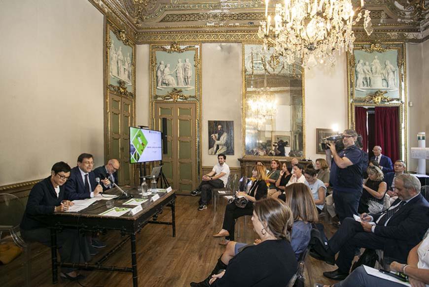 Un momento della conferenza. Al tavolo, da sinistra: la Componente del collegio del Garante nazionale, Emilia Rossi, il Garante regionale del Piemonte, Bruno Mellano, il Portavoce della Conferenza dei Garanti territoriali, Stefano Anastasìa.