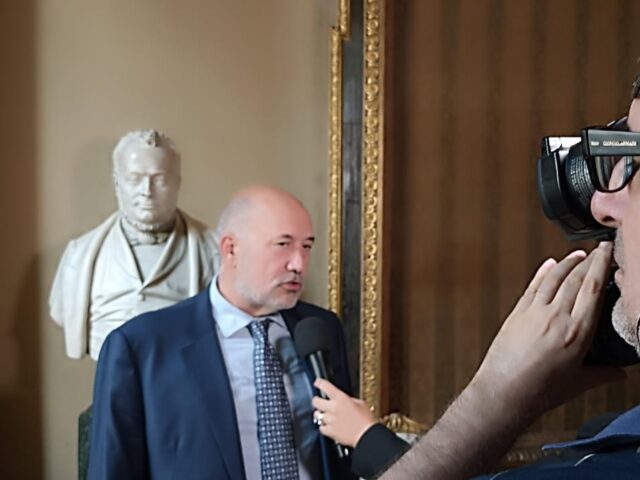 Torino, il Garante Anastasìa intervistato nella Sala Cavour del circolo dei Lettori a Palazzo Graneri della Roccia.