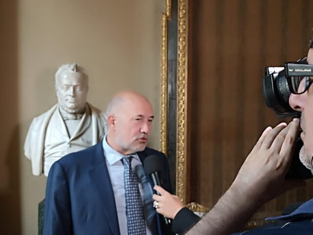 Torino, il Garante Anastasìa intervistato nella Sala Cavour del circolo dei Lettori a Palazzo Graneri della Roccia.