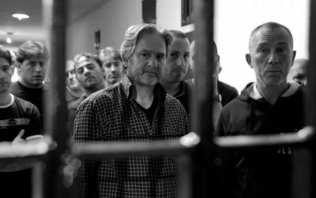 Cosimo Rega (al centro) in una scena del film documentario "Cesare non deve morire" dei fratelli Taviani del 2012.