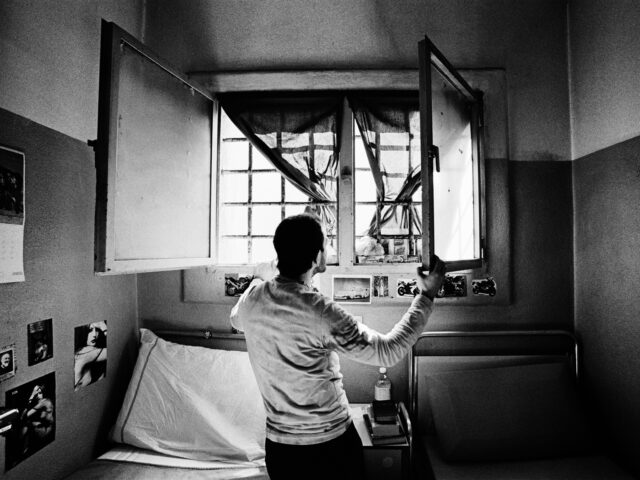 Milano, Carcere di San Vittore, un detenuto in una cella del centro clinico (Foto di Francesco Cocco/Contrasto).