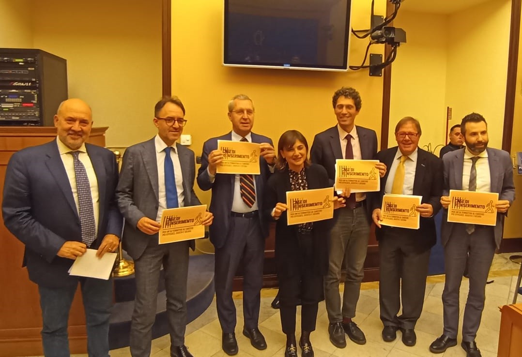 Foto di gruppo al termine della conferenza stampa. Da sinistra: Anastasìa, Gianassi, Della Vedova, Serracchiani, Magi, Corleone, Dori.