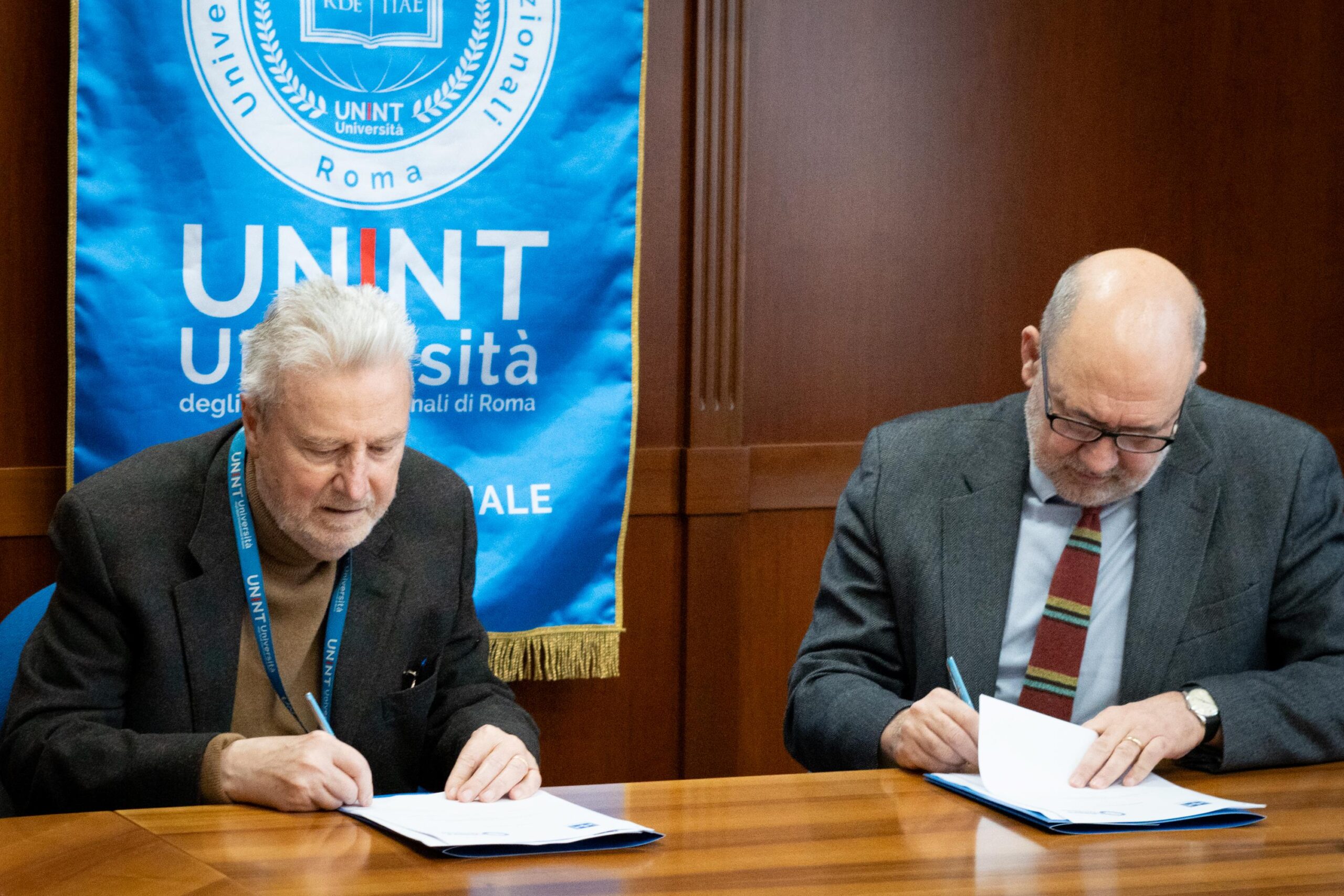 Il Presidente di Unint, Finicelli, (a sinistra) e il Garante Anastasìa firmano il Protocollo d'intesa. (Foto di Fabio Fosca/Ufficio comunicazione Unint).