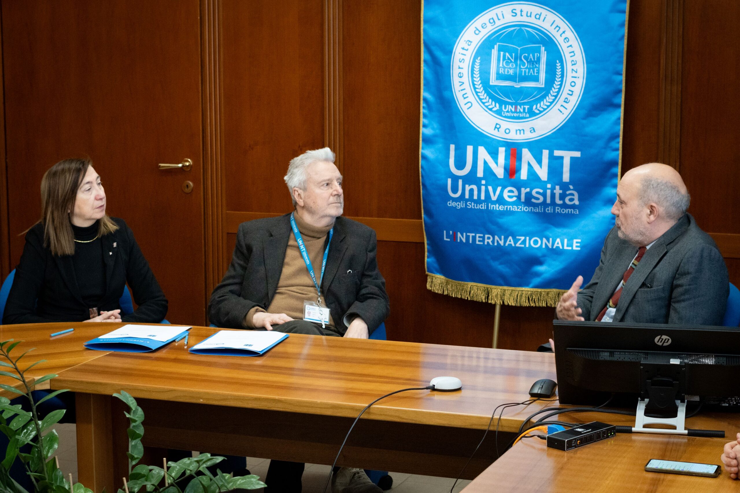 Da sinistra: la Rettrice, Russo, il Presidente di Unint, Finicelli, il Garante regionale, Anastasìa. (Foto di Fabio Fosca, Ufficio comunicazione Unint). 