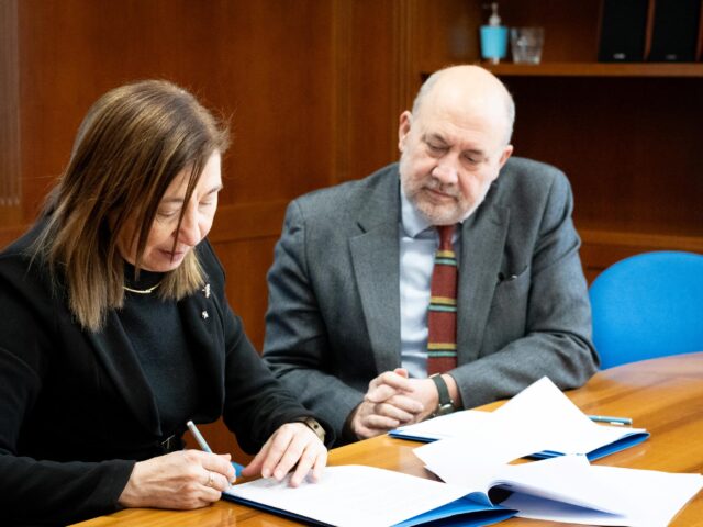 La Rettrice di Unint, Russo, e il Garante Anastasìa, durante la firma del Protocollo d'intesa. (Foto di Fabio Fosca/Ufficio comunicazione Unint).