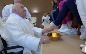 La lavanda dei piedi alle detenute di Roma Rebibbia nel marzo 2024.