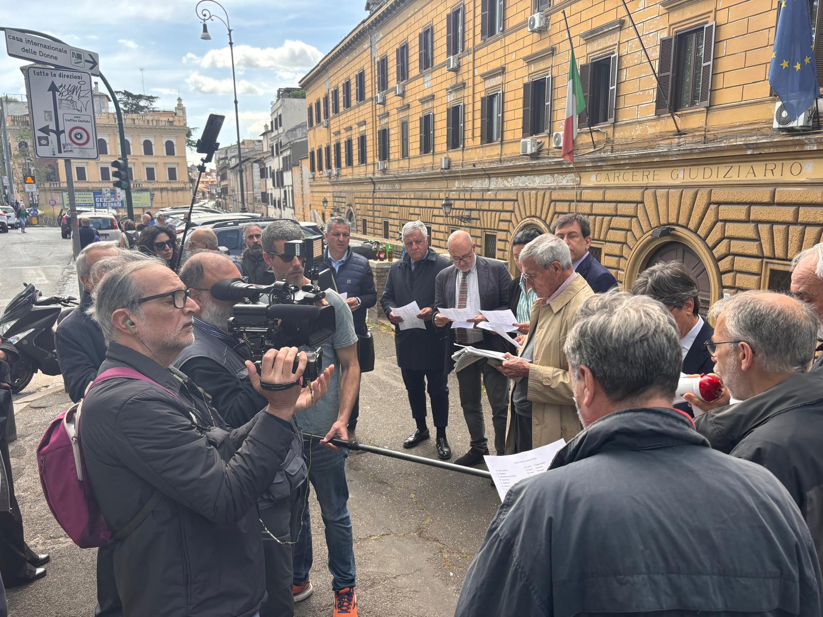 I partecipanti alla manifestazione organizzata dai Garanti danno lettura dei nomi dei 55 detenuti scomparsi nelle carceri italiane dall'inizio dell'anno e dei quattro agenti di Polizia penitenziaria che si sono tolti la vita nel 2024.