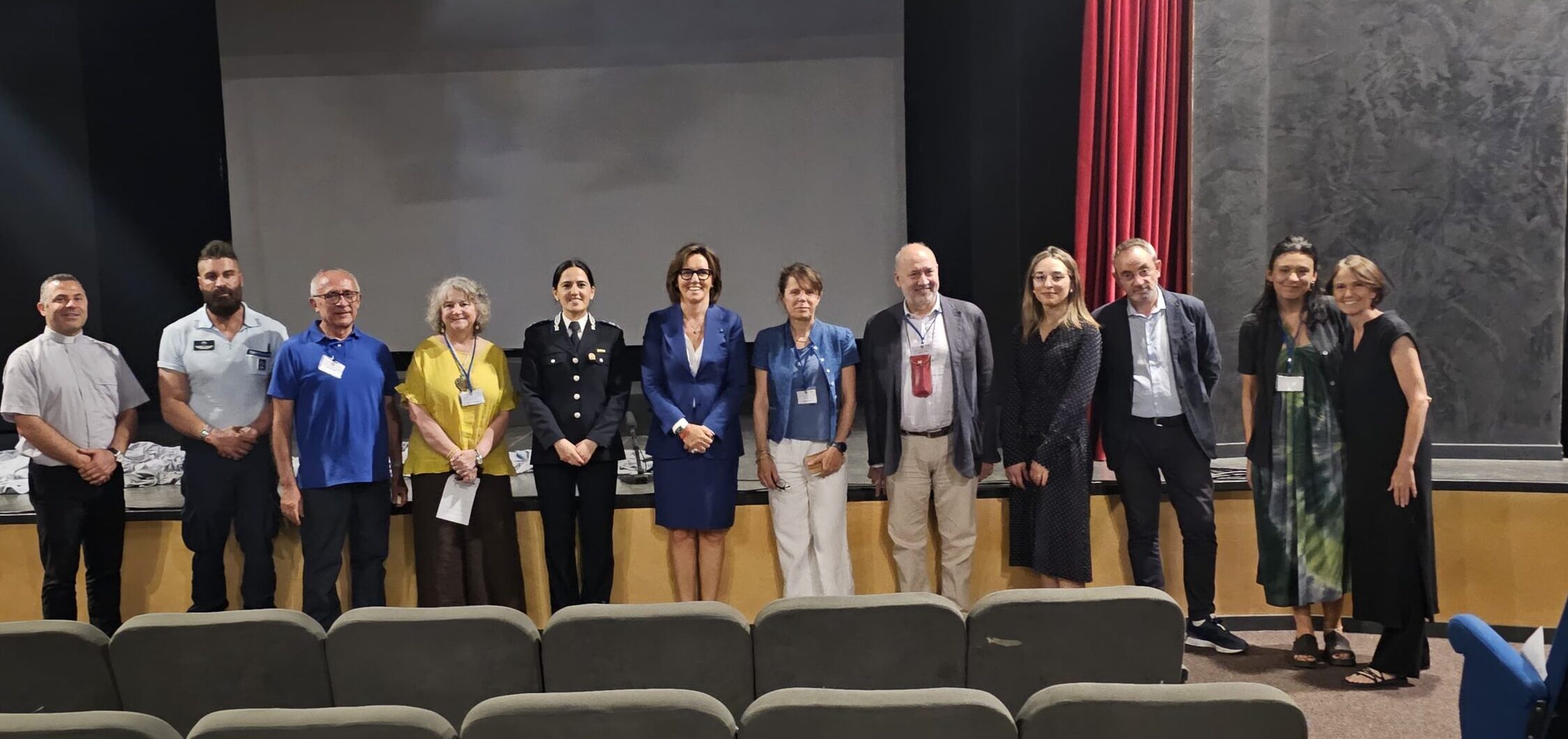 Foto di gruppo delle autorità che hanno assistito alla rappresntazione.